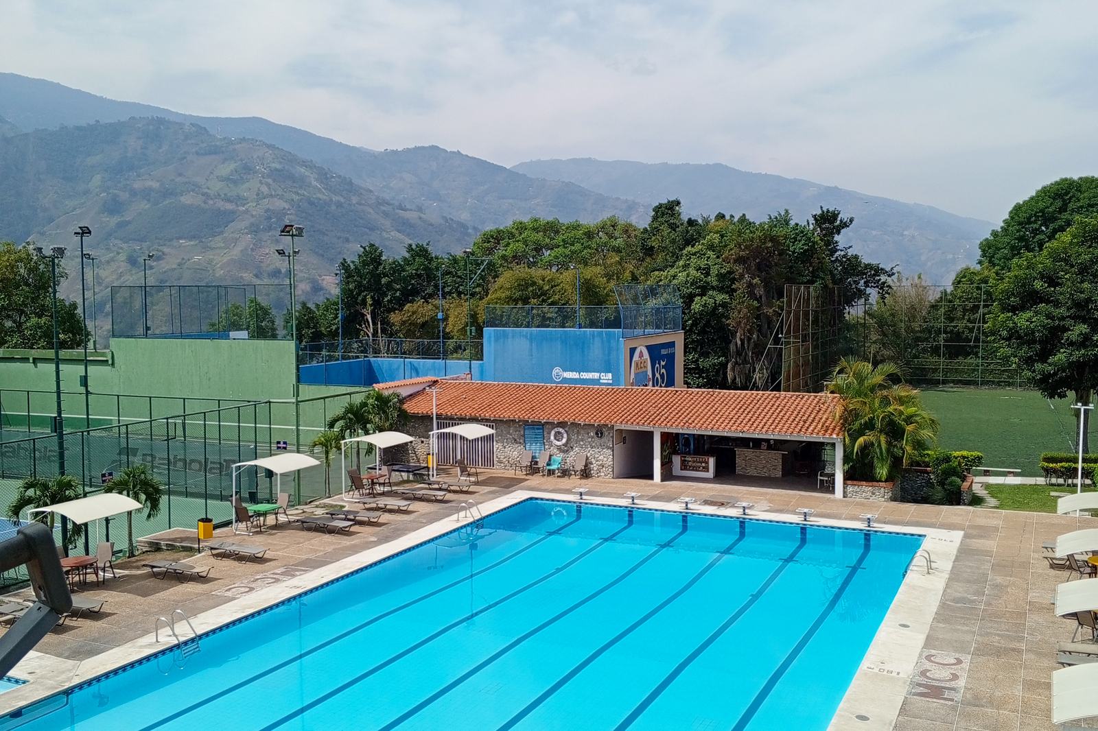 Piscina del club con la cordillera al fondo