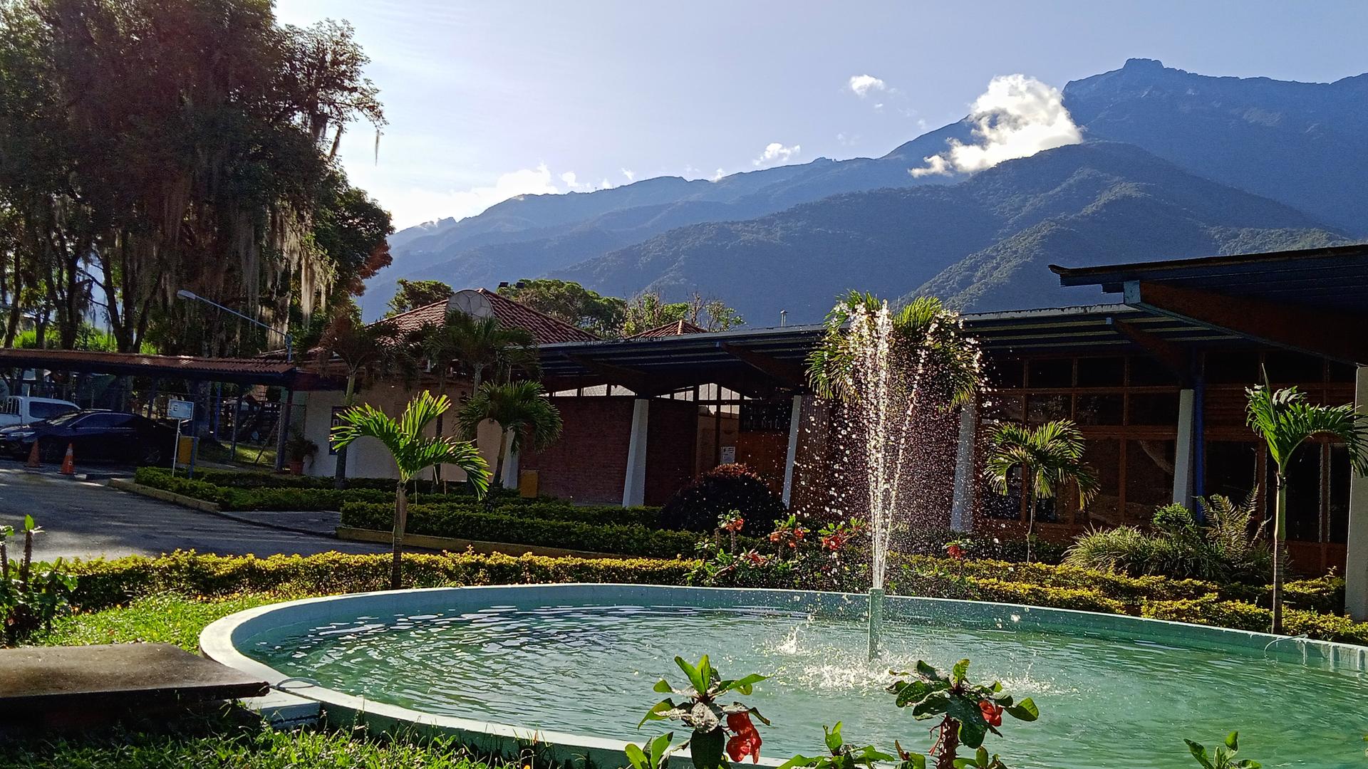 La sede del club con la Sierra Nevada al fondo