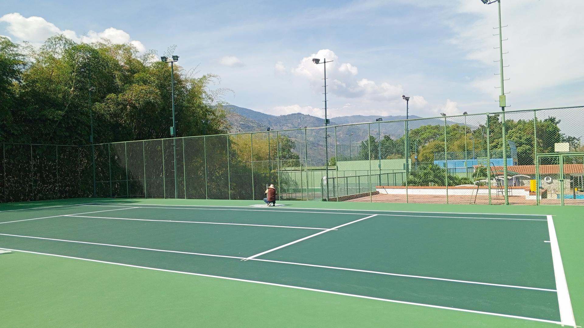 Cancha de tenis del club con la sierra al fondo
