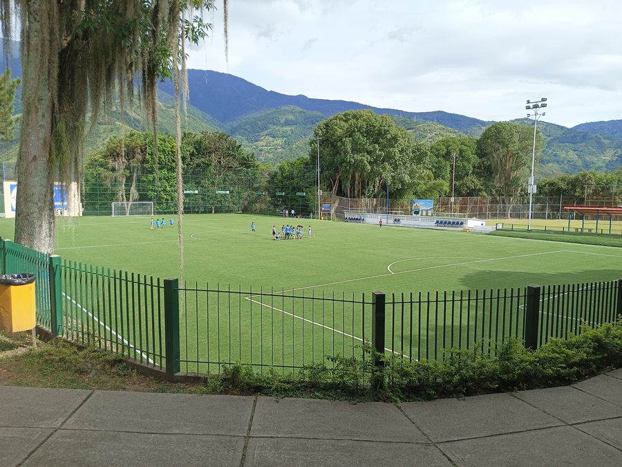 Campo de softbol visto desde la entrada
