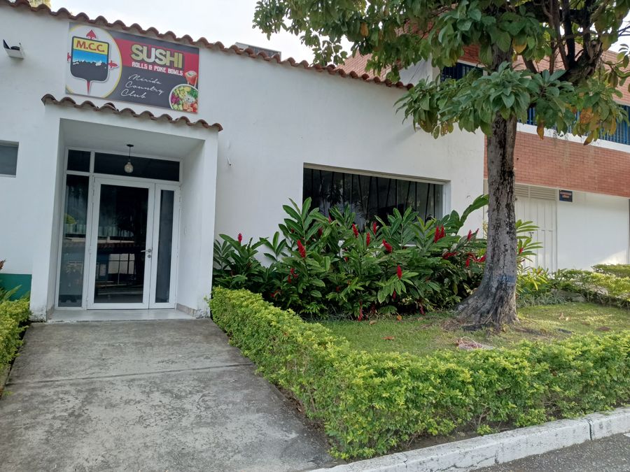 Entrada del local japonés, entre los jardines