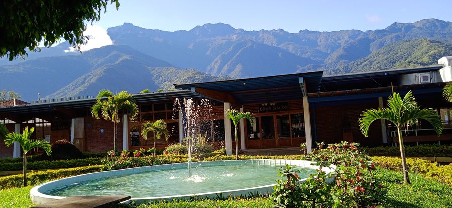 Fuente del club con la cordillera detrás