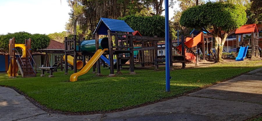 Parque infantil con toboganes de colores sobre el césped