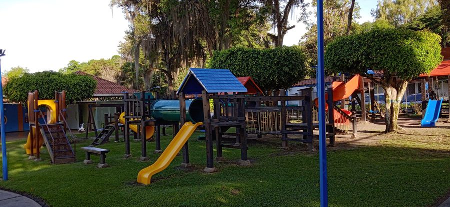 Casitas y columpios del parque infantil