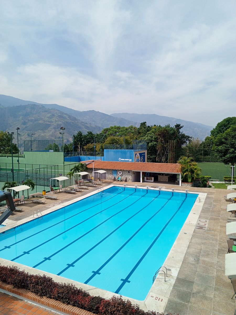 Piscina olímpica con las calles marcadas y la montaña detrás