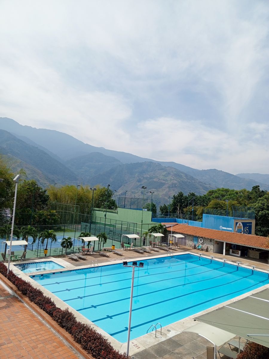 Borde de la piscina con las escaleras de bajada