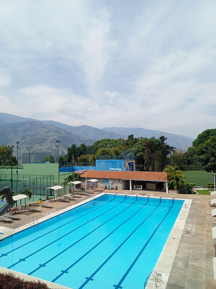 Piscina y la casa de máquinas, con la sierra al fondo