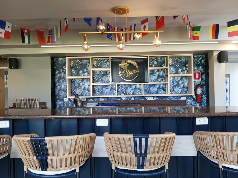 Barra del bar con banderas de muchos países colgadas del techo
