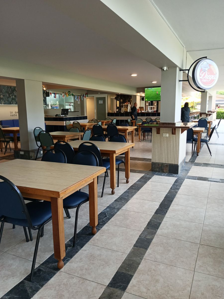 Comedor del restaurante con el reloj de pared