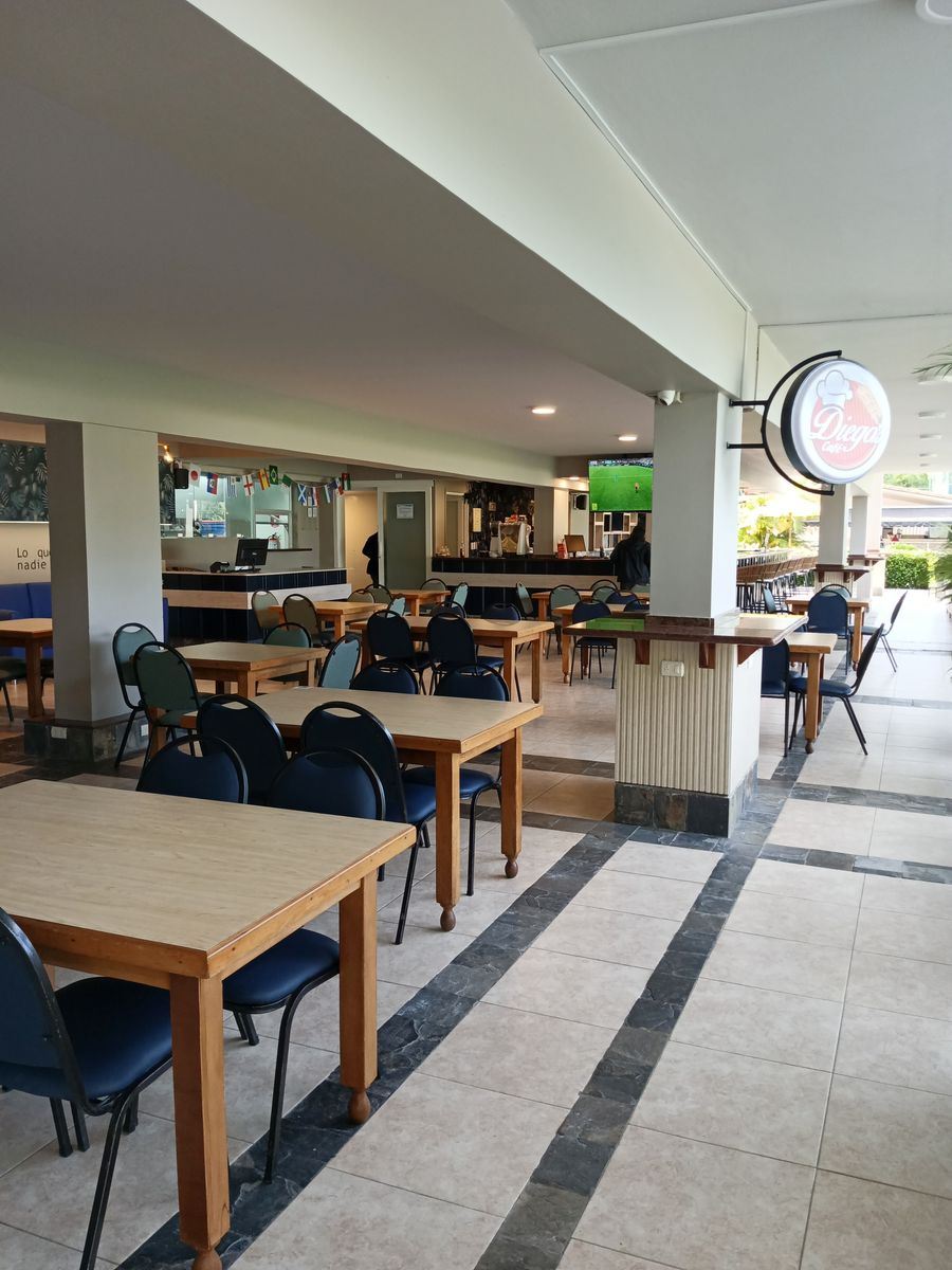 Mesas del comedor junto a los ventanales