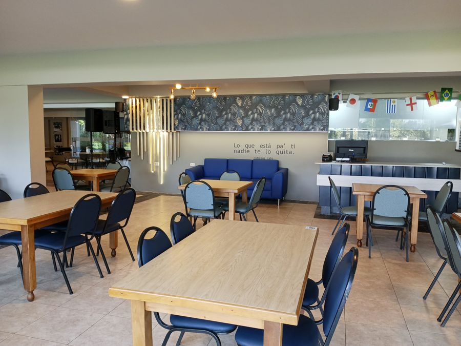 Comedor interior con las mesas de madera