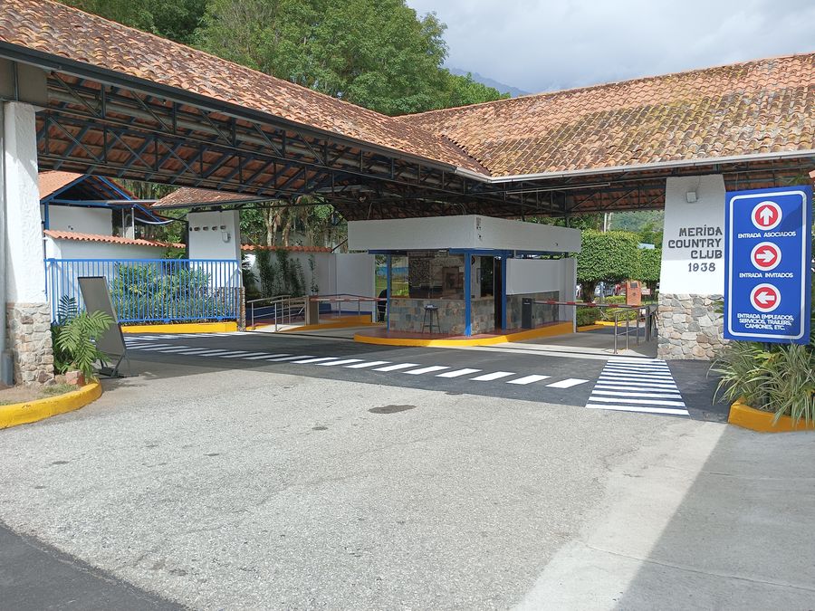 Entrada techada de la sede, con la señalización
