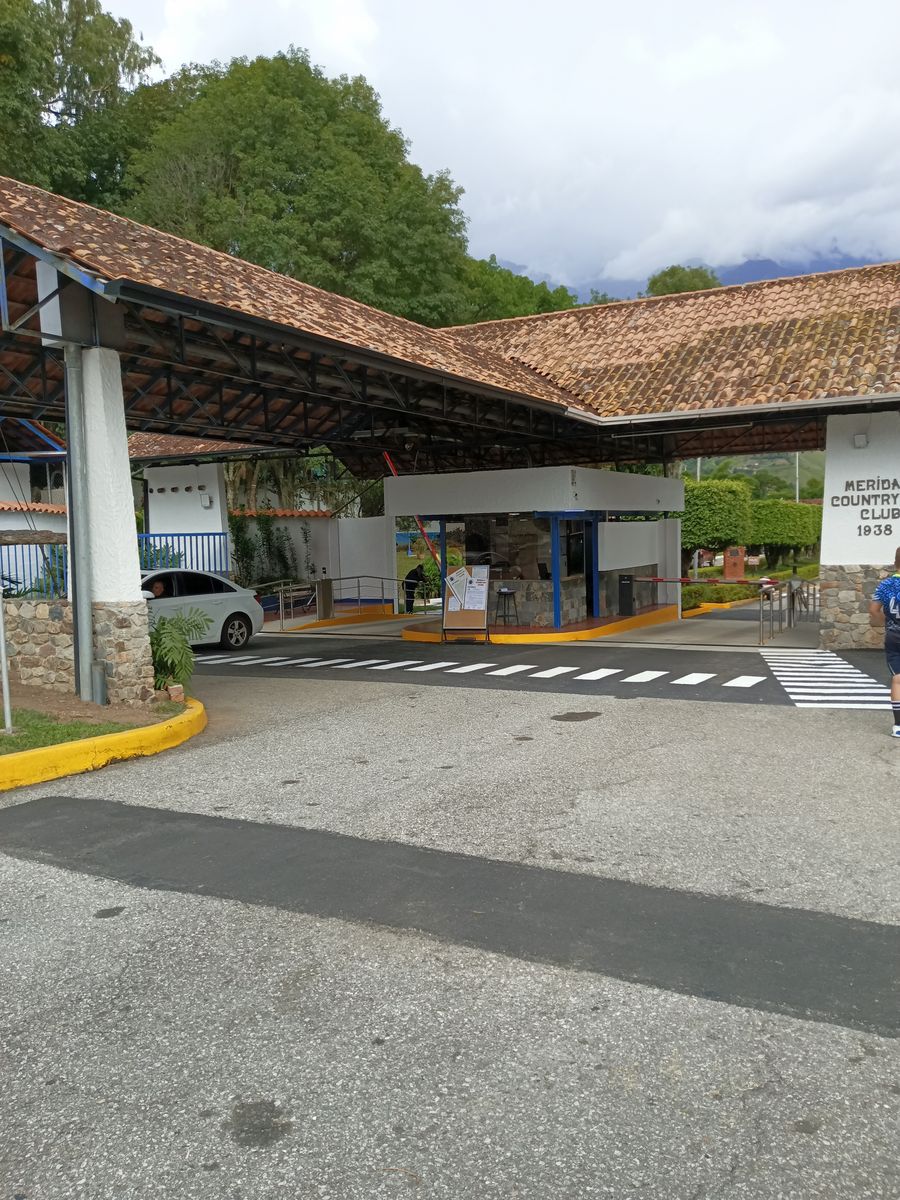 Acceso de vehículos a la sede