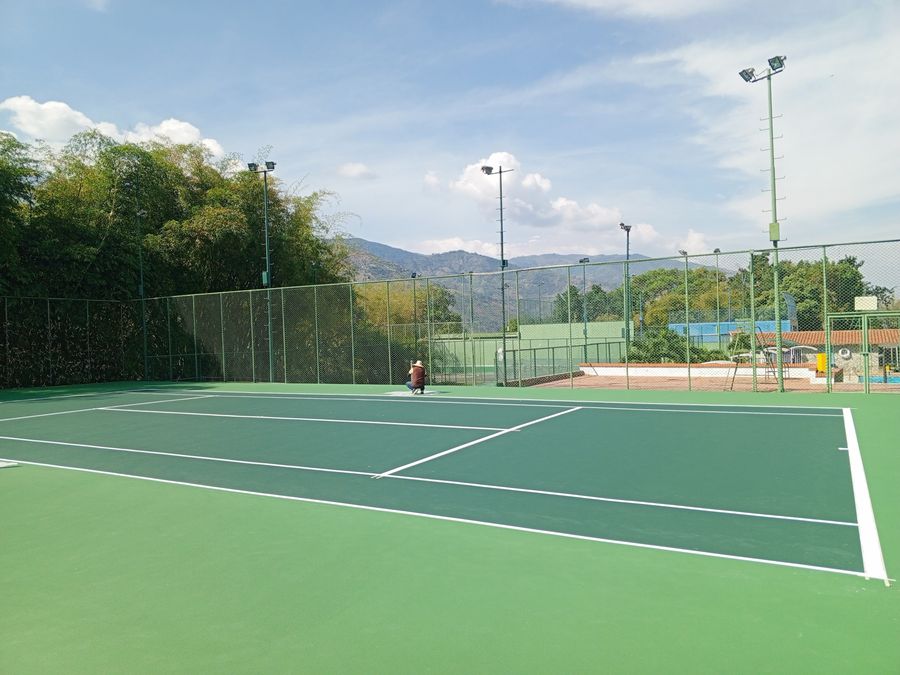 Cancha de tenis con la sierra al fondo