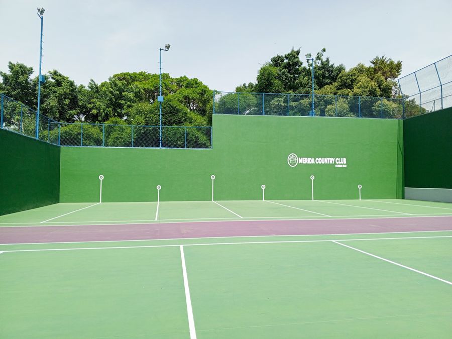 Cancha de frontón vista desde la línea de saque